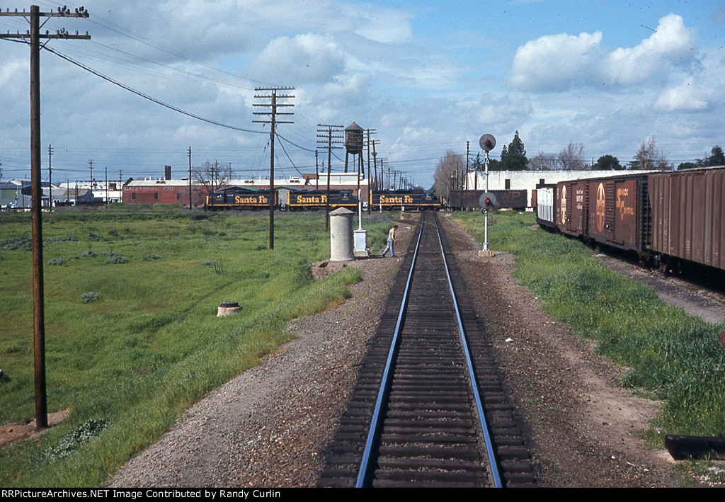 Santa Fe GP35s crossing the WP